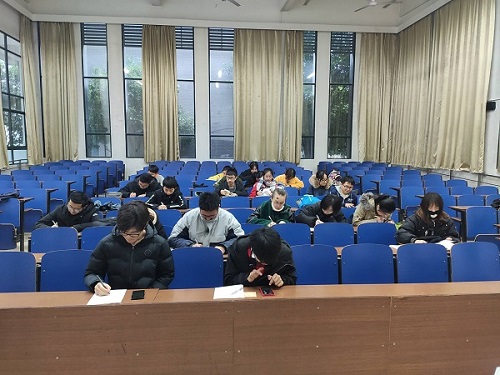 图为同学们在进行书信的书写.jpg